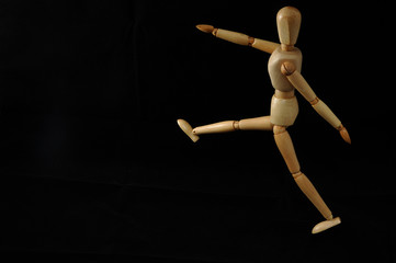 Uomo camminare statua di legno