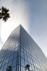 Fototapeta na wymiar Piękne niebieskie szkło i stal wysokiego budynku