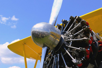Doppeldecker Flugzeug mit Sternmotor
