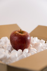 Apfel im Karton