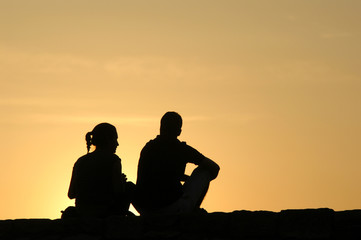 Fototapeta na wymiar Sylwetka miłości para o zachodzie słońca