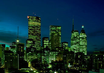 Fototapeta na wymiar Biura centrum miasta w nocy