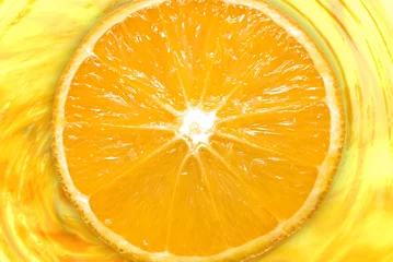 Selbstklebende Fototapeten Orangensaft in Scheiben schneiden © tasssd