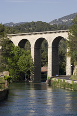 Fototapeta na wymiar Infrastructures : canal et aqueduc