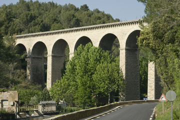 Fototapeta na wymiar Infrastructures : canal et aqueduc