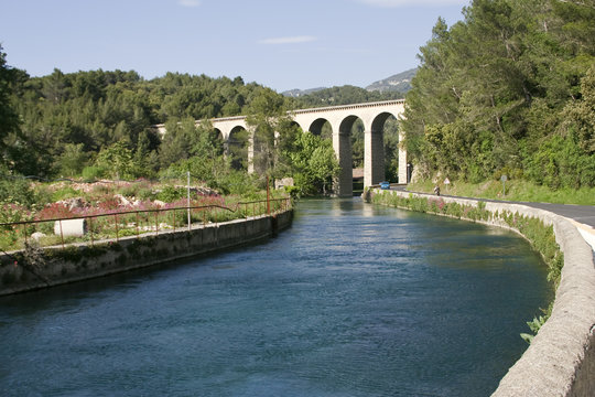Infrastructures : canal et aqueduc