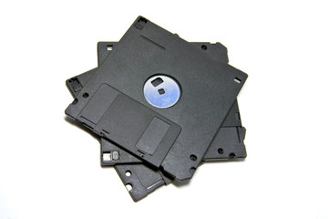 Empilement de disquettes sur fond blanc