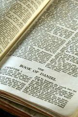 bible open to the book of daniel in the old testament - obrazy, fototapety, plakaty