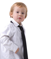 Bambino con camicia bianca e cravatta nera