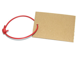 étiquette carton et fil rouge