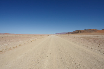 Fototapeta na wymiar Nieskończona droga przez pustynię