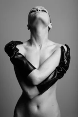 Selbstklebende Fototapete Frauen nacktes elegantes Mädchen mit den Handschuhen. Modefoto im Studio.