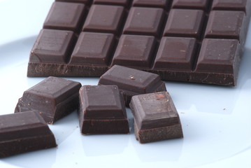 tablette et carrés de chocolat