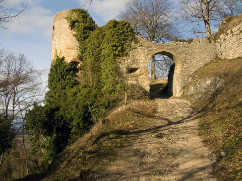 Chemin et entrée du fortin - Porte, Tour et donjon