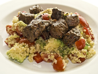 Rinfleisch auf cous cous salat