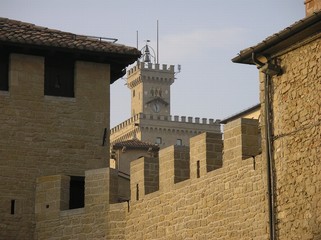Regierungspalast in San Marino hinter Mauern