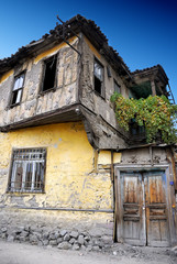 Fototapeta na wymiar Opuszczony stary dom turecki