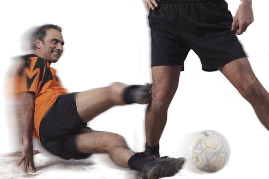 a football player  shoot the knee of the opposer