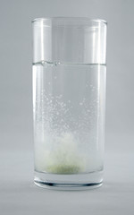 Brausetablette im Glas