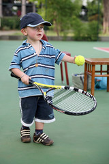 Enfant jouant au tennis #2