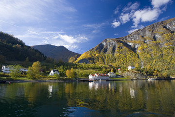 Naklejka na ściany i meble Krajobraz w pobliżu jeziora w barwach jesieni - Flam w Norwegii