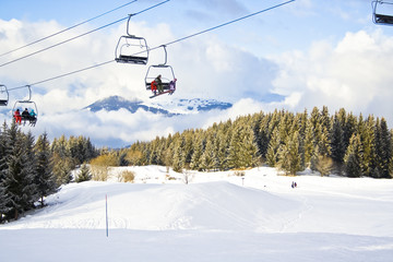 Télésiège en station de ski.