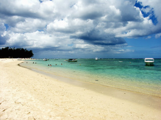 Fototapeta premium plage de sable blanc, lagon et reflets de nuages