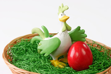 Figur eines Hahnes im Osterkorb
