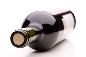 verschlossene Flasche Rotwein mit Ettikett