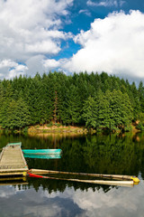 Paysage avec barque remplie d'eau