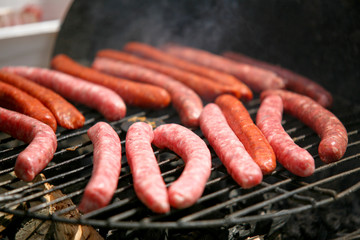 Saucisses en train de cuire au barbecue
