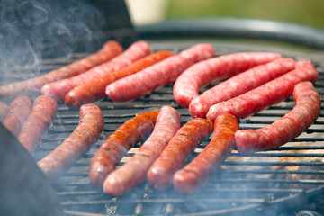 Saucisses en train de cuire au barbecue