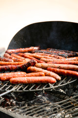 Saucisses en train de cuire au barbecue