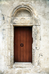 Fototapeta na wymiar Stare drzwi w domu starożytnej Krety