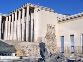 Colonnes de pierre, statue, Musée d'Art Moderne, Paris