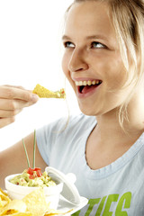 Frau isst chips