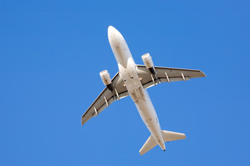 airliner taking off in clear blue sky