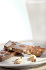 schokolade mit nuss und milch