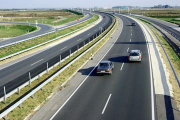 Fototapeta na wymiar Autostrada z niektórych samochodów przejeżdżających przez