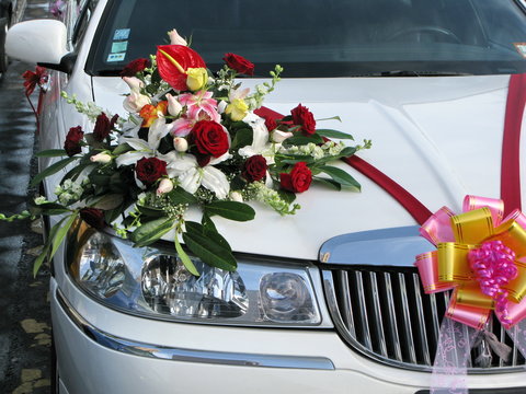 Fleurs de mariage sur limousine