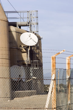 Antenne et parabole de t&eacute;l&eacute;communication