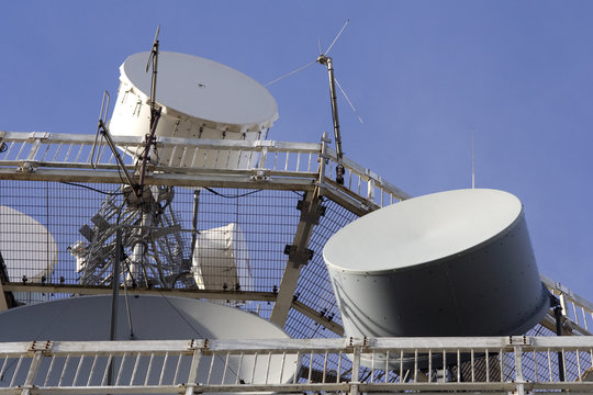Antenne et parabole de t&eacute;l&eacute;communication