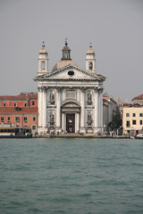 Fototapeta na wymiar Eglise et canal de Venise