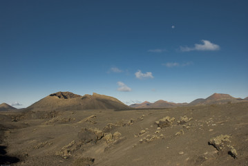 Volcan bajo luna