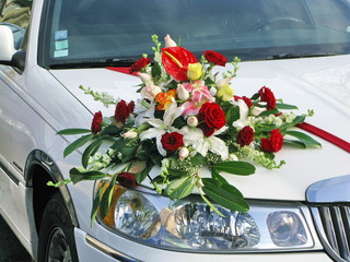 Mariage : composition florale sur une limousine blanche