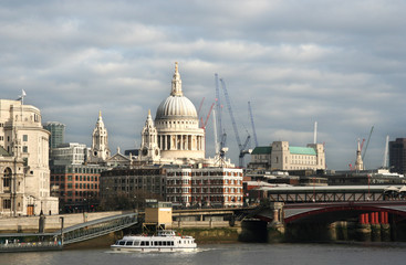 Fototapeta na wymiar St. Pauls cathedral seen from across the Thames