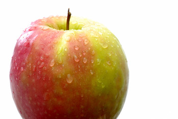 pomme rouge, jaune et gouttes d'eau 