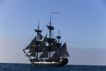 Fototapeta na wymiar Pirate Ship na morzu pod żaglami