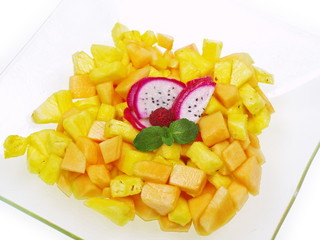 obstsalat von papaya, mango und ananas