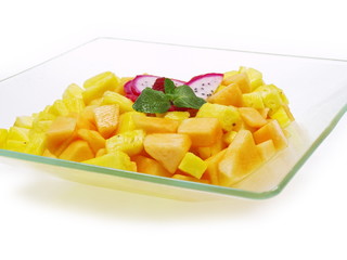 obstsalat von papaya, mango und ananas